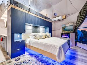 um quarto com uma cama grande numa tenda em Udoscape Eco-Glamping Resorts em Lago Vista