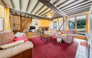 uma sala de estar com sofás e um tapete vermelho em Amazing Home In Haudricourt Aubois With 4 Bedrooms, Wifi And Outdoor Swimming Pool em Haudricourt Au bois