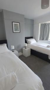 Katil atau katil-katil dalam bilik di Spacious 3 bed House, Wolverhampton