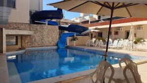 una piscina con un tobogán en un hotel en Tropicanas Hotel e Eventos, en Florianópolis