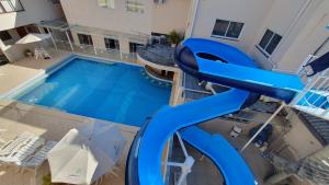 佛羅安那波里的住宿－Tropicanas Hotel e Eventos，游泳池前的滑梯