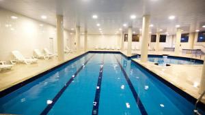 フロリアノポリスにあるTropicanas Hotel e Eventosの建物内の青い水の大きなプール