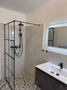 Apartment Mahira im Luftkurort Schindeldorf tesisinde bir banyo