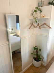 卡尔巴里Manta Stays Resort-Style Tropical Oasis的卧室旁边的房间里镜子