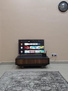 TV a/nebo společenská místnost v ubytování Homestay Jeli - Cattleya Inn Muslim