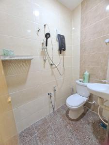 y baño con aseo y lavamanos. en Homestay Jeli - Cattleya Inn Muslim en Jeli