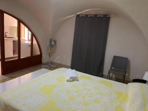 Un dormitorio con una cama y una cortina negra en Appartamento Tedesco, en Trapani 1 foto más