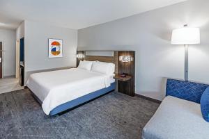 pokój hotelowy z łóżkiem i kanapą w obiekcie Holiday Inn Express Houston Space Center-Clear Lake, an IHG Hotel w mieście Webster