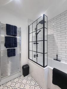 bagno con doccia e specchio in vetro di Home from home in Maryport a Maryport Altre 32 foto