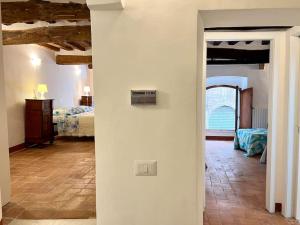 西恩納的住宿－Franciosa Lodge - Cattedrale，一间设有两张床的客房和一个带卧室的走廊