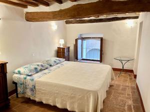 1 dormitorio con cama y ventana en Franciosa Lodge - Cattedrale, en Siena