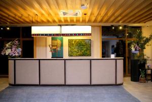 vestíbulo con recepción en un edificio en Ambiance Resort Hunza, en Hunza