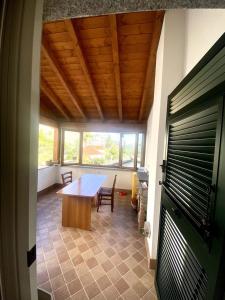 una habitación con mesa y sillas en una casa en La delizia della valle, 