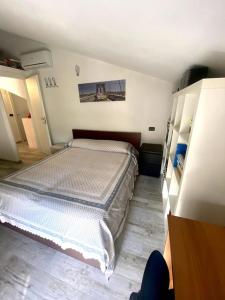 1 dormitorio con 1 cama grande en una habitación en La delizia della valle, 