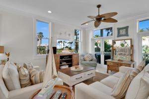 Χώρος καθιστικού στο Lotus Villa - Private beach house with Pool and Hot Tub home
