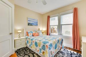 1 dormitorio con cama y ventana en Turtle Cove Bay Beach House about 13 Mi to Buffalo!, en Lake View