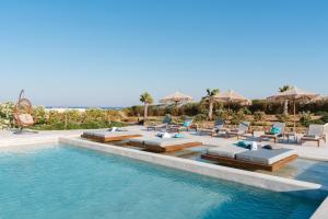 Bazén v ubytování Myconian Crown Suites nebo v jeho okolí