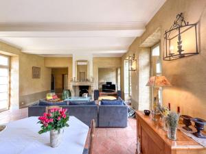 sala de estar con sofá y mesa en Le Castellas, demeure historique, rénovée, piscine en Collias