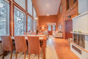 a large dining room with a table and chairs at Levillas Sävelpolku 12B in Levi