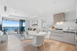 Jewel Beachfront Residences的厨房或小厨房