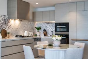 Jewel Beachfront Residences的厨房或小厨房