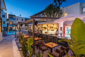 um restaurante com mesas e cadeiras e um bar em Summer Dream em Rethymno Town