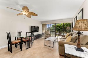 un salon avec un canapé et une table dans l'établissement Kihei Akahi D-104, à Wailea