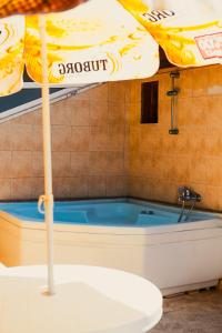 uma banheira com um guarda-chuva na casa de banho em Mandalinn Hotel em Dalyan