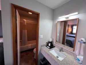 uma casa de banho com um lavatório e um espelho em BIGGS NU-VU MOTEL em Biggs Junction
