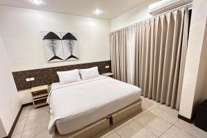 a bedroom with a large bed in a room at The Paving Villa in Canggu