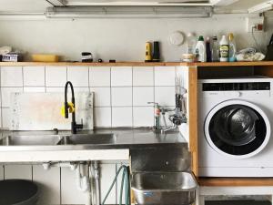 cocina con fregadero y lavadora en One-Bedroom Holiday home in Averøy 1, en Averoy