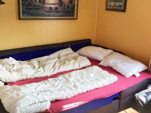 Una cama con dos almohadas encima. en One-Bedroom Holiday home in Averøy 1, en Averoy