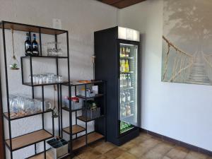 ビショフスハイム・アン・デア・レーンにあるMUT.HAUSの冷蔵庫(ワインボトル付)が備わる客室です。