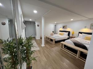 皮阿拉普Hidden Gem! Spacious, Private, and Convenient Units Off River Road in Puyallup的有两张床和一张沙发的大房间