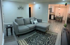 Hidden Gem! Spacious, Private, and Convenient Units Off River Road in Puyallup的休息区