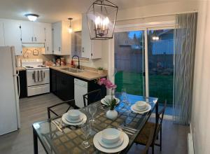 Hidden Gem! Spacious, Private, and Convenient Units Off River Road in Puyallup的厨房或小厨房