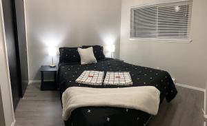 Hidden Gem! Spacious, Private, and Convenient Units Off River Road in Puyallup客房内的一张或多张床位