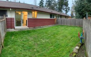 Hidden Gem! Spacious, Private, and Convenient Units Off River Road in Puyallup外面的花园