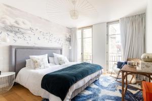 - une chambre avec un grand lit et un tapis bleu dans l'établissement LE BOSTON - Hypercentre - 150 M 2- 7 Guest, à Dijon