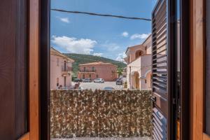 Una ventana con vistas a la calle en [5 Min Budoni]Terrazzo Vista Borgo & Self Check-In, en Tanaunella