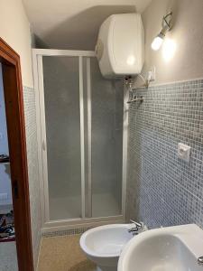 Un baño con ducha, inodoro y lavabo. en Appartamento Tedesco, en Trapani