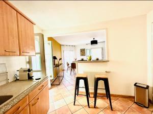 eine Küche mit zwei Hockern in der Mitte einer Küche in der Unterkunft Le Sébastopol -Très Bel appartement en plein centre de Beziers-Wifi in Béziers