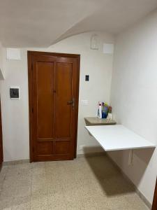 cocina con encimera blanca y puerta de madera en Appartamento Tedesco, en Trapani