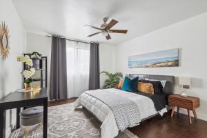 1 dormitorio con 1 cama y ventilador de techo en 2 Day Minimum - Spacious 1 Bedroom close to Beach, en Long Beach