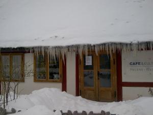 ein Gebäude mit Eiszapfen vom Dach in der Unterkunft Ferienwohnung auf Rügen ganz oben in Putgarten