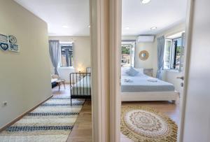 sypialnia z łóżkiem i widokiem na pokój w obiekcie The captain's bridge w mieście Gaios