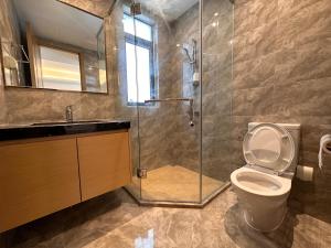 ein Bad mit einer Dusche, einem WC und einem Waschbecken in der Unterkunft Luxury 2Bedroom R&F Princess Cove @By Hauz Cinta in Johor Bahru
