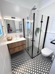 a bathroom with a shower and a toilet and a sink at ארץ מדבר - יחידת אירוח בבאר אורה in Beʼer Ora