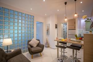 salon z kuchnią ze ścianami z niebieskiego szkła w obiekcie Hadrian by Heloni Apartments w Atenach