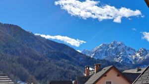 een uitzicht op een bergketen met huizen en bergen bij Hiša Grilc in Kranjska Gora